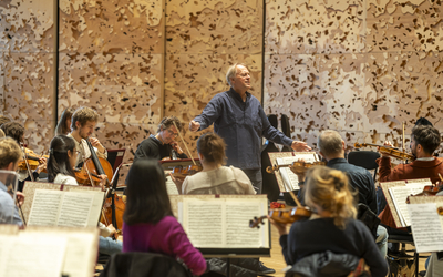 Debout en chemise bleu, Thomas Hengelbrock, chef d'orchestre de l'Orchestre de Chambre, dirige les musiciens