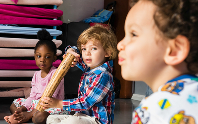 Enfants jouant à la crèche