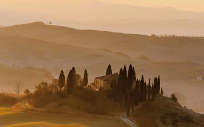 Paysage italien, colline avec des arbres et une grande maison au sommet