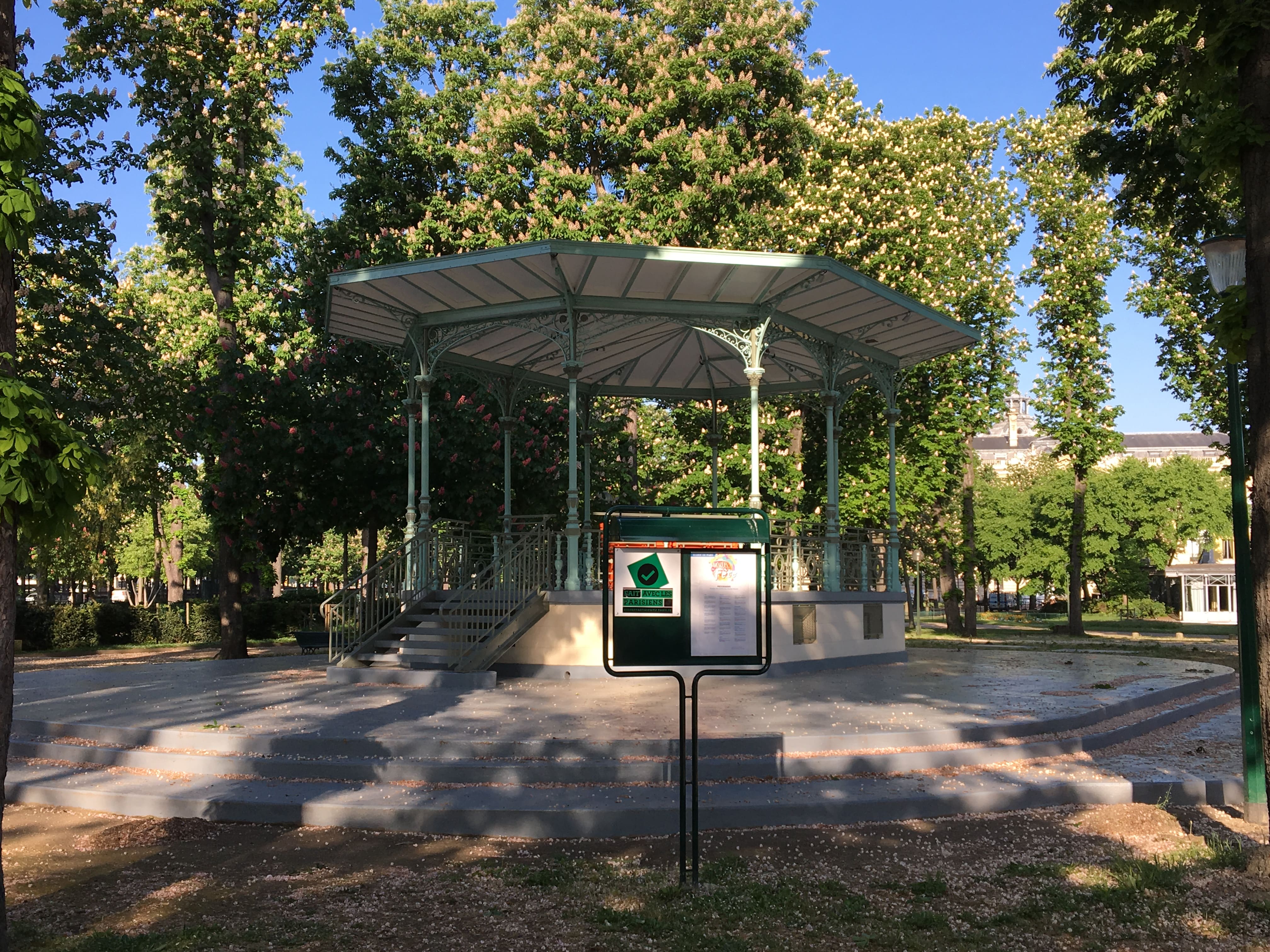 Le Budget Participatif a permis de redonner vie aux kiosques à musique parisiens, notamment celui des jardins des Champs-Elysées, en les rénovant et en les ouvrant à divers usages. 