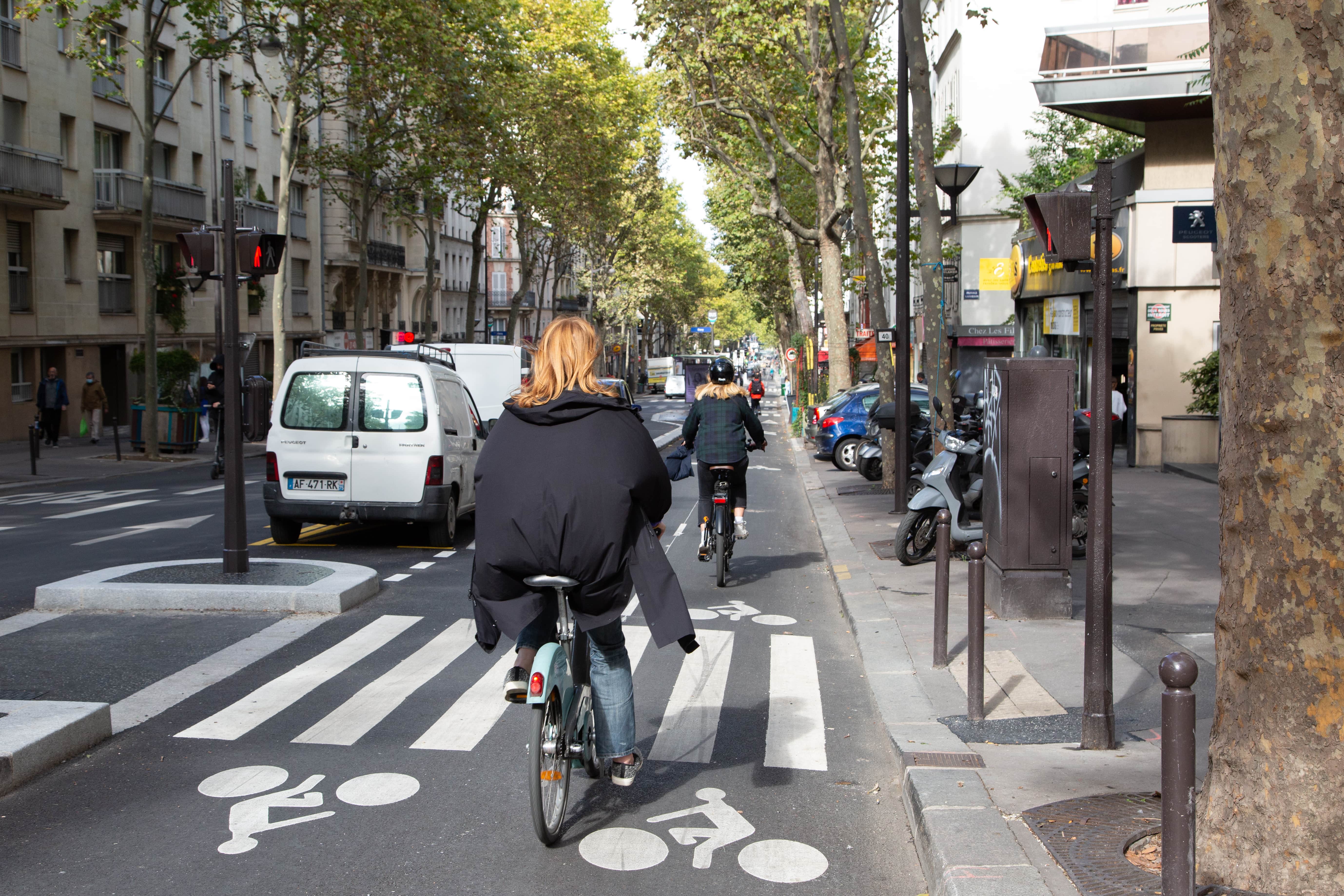 Piste cyclable sur l'avenue de Saint-Ouen