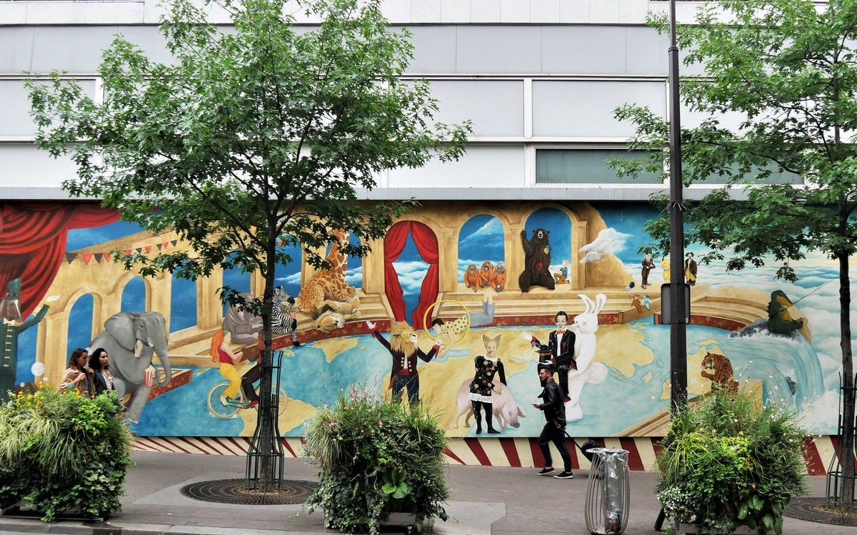 Graffiti urbain représentant les arts du cirque