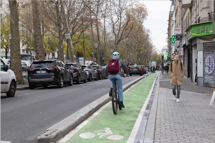 Personne qui fait du vélo sur une piste cyclable