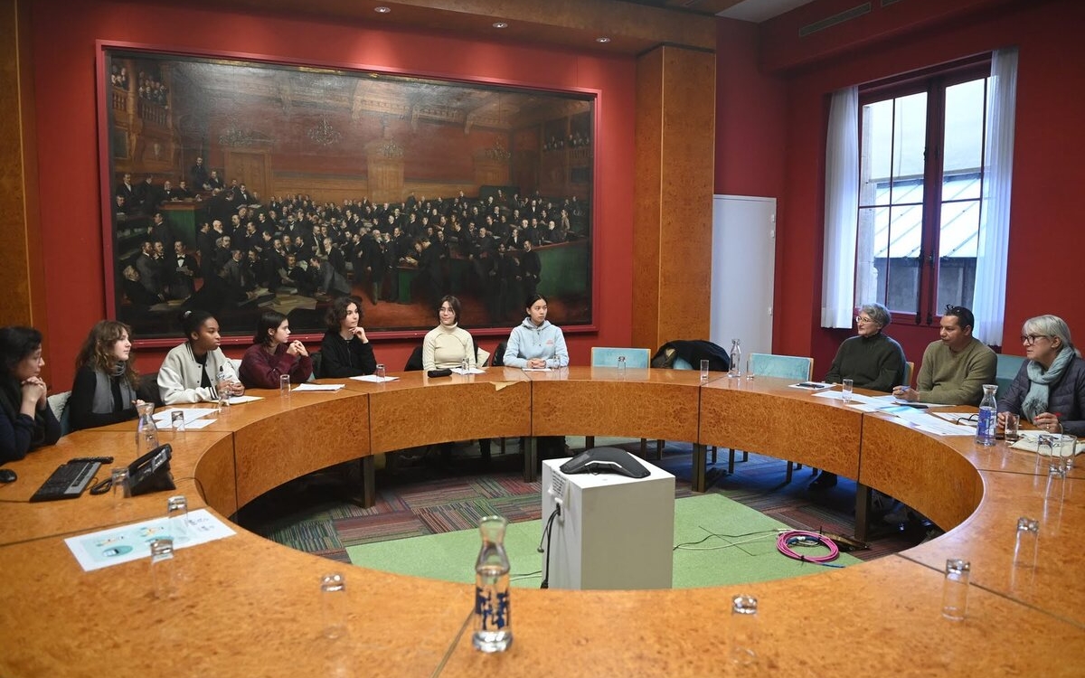 Des collégiens présentent leur projet devant un jury