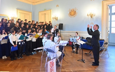 La chorale des écoliers et des collégiens du 20e arrondissement chante dans la salle des fêtes de la mairie du 20 accompagnés par quatre instrumentistes à vent de la garde républicaine