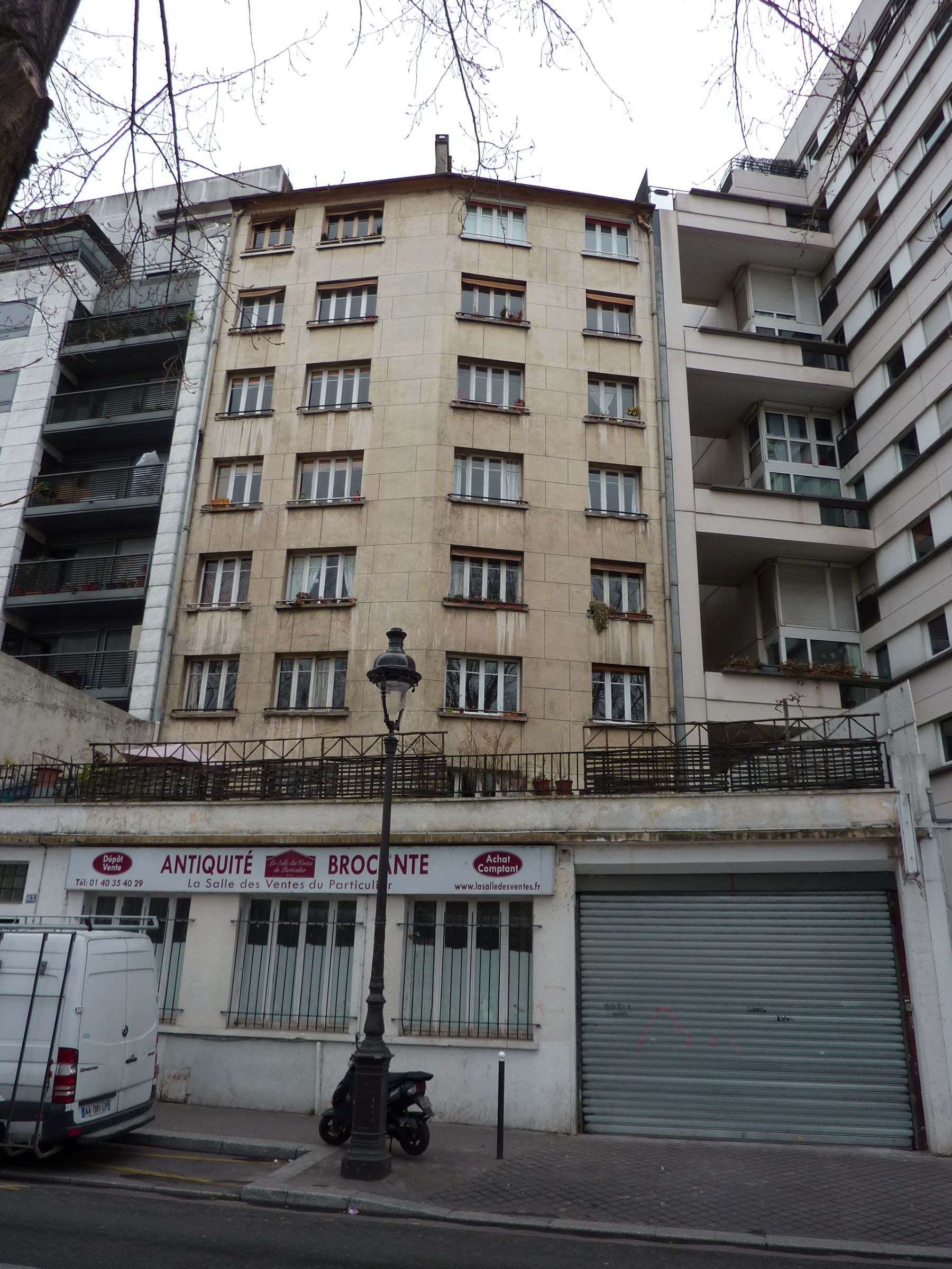 Vue depuis la rue sur un immeuble décrépi de 6 étages