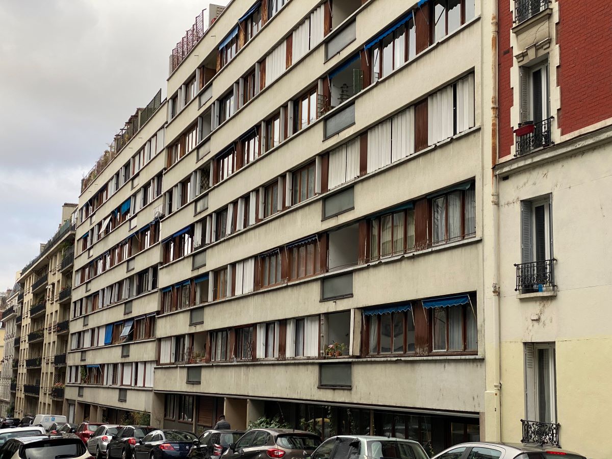 Un immeuble décrépi de 5 étages 