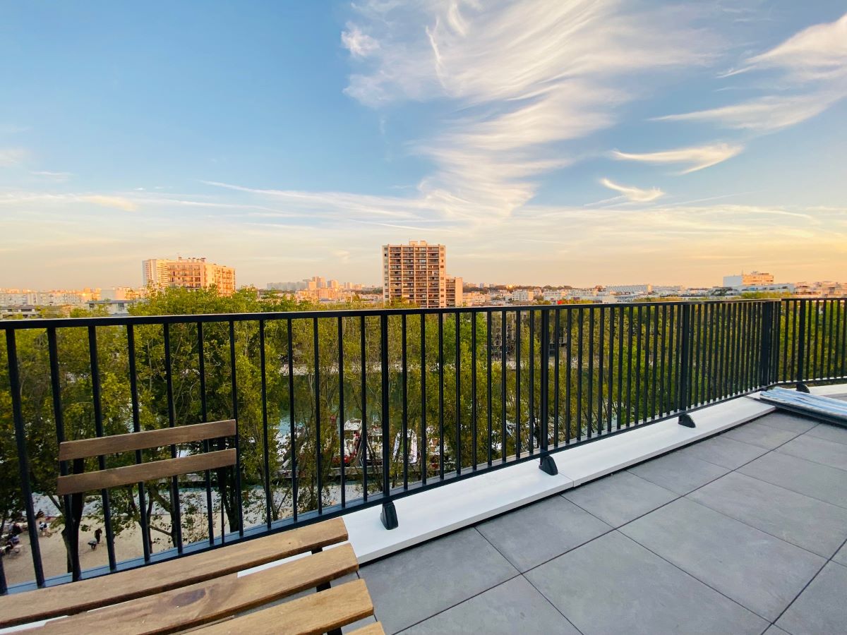 Une vue sur le ciel parisien depuis une terrasse
