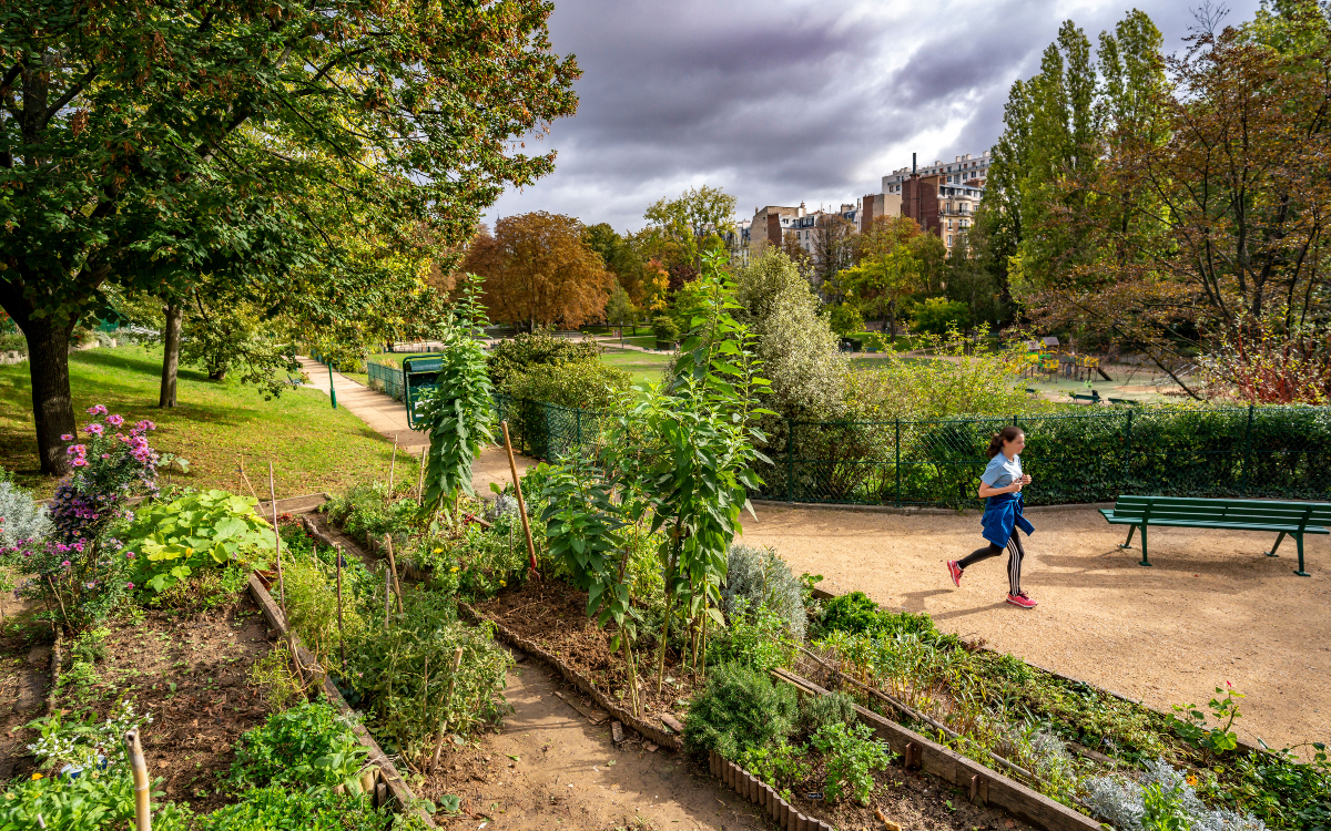 Une femme en train de courir au parc Sainte Périne