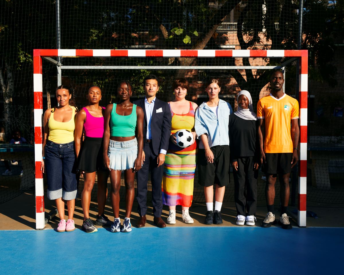 Visuel montrant des personnes devant un but de handball