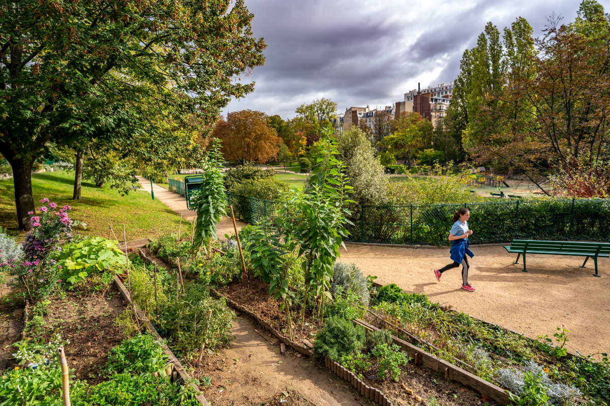 Une femme en train de courir au parc Sainte Périne