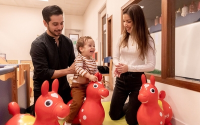 Enfant rieur à la crèche