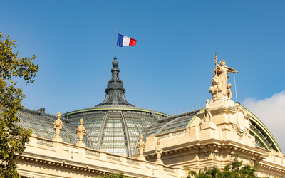 toiture du grand palais avec ciel bleu
