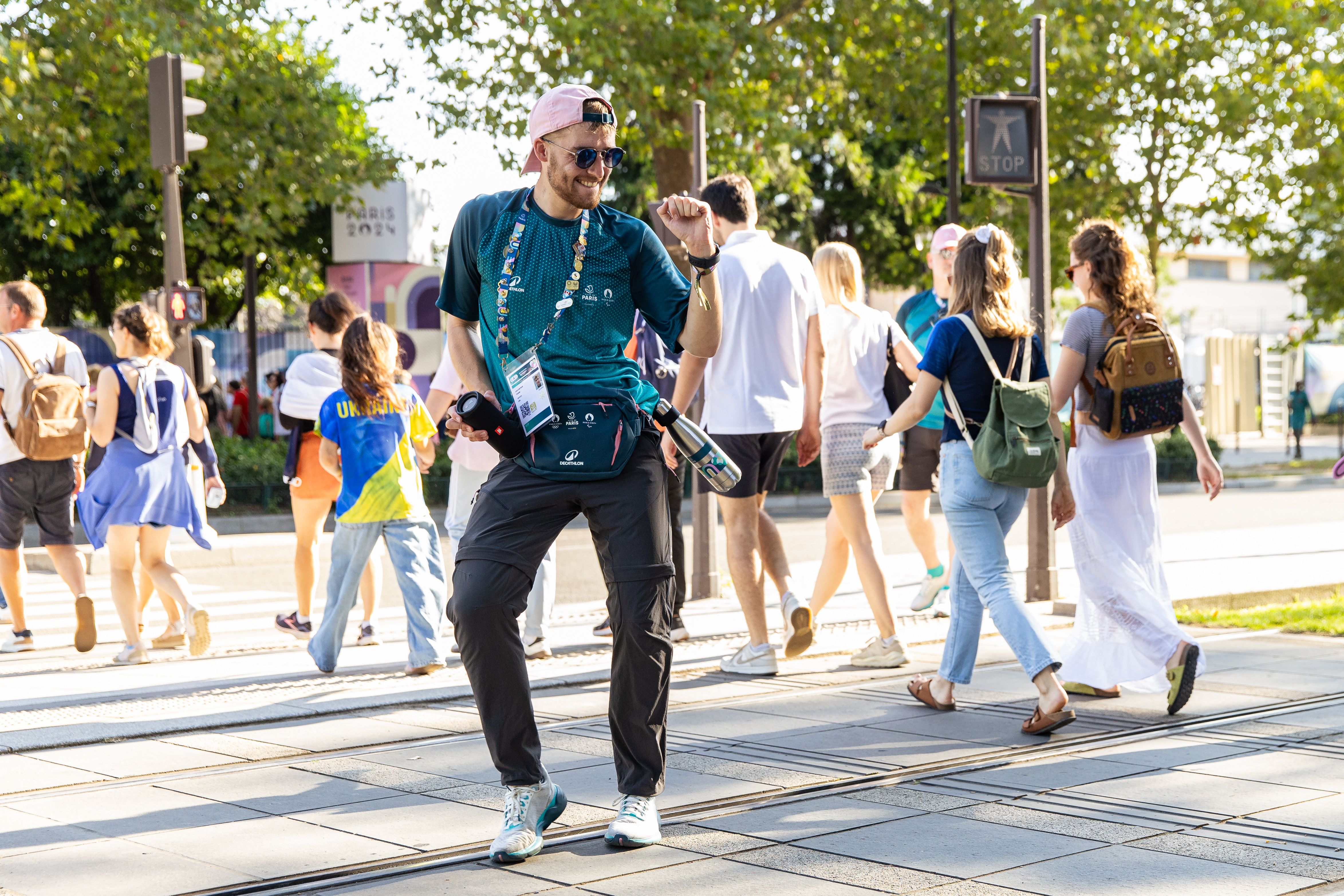 Une caractéristique marquante de ces Jeux de Paris 2024 : une ambiance festive sur tous les sites, notamment grâce au travail des volontaires de Paris. Ici, une danse improvisée devant l'Arena La Chapelle.