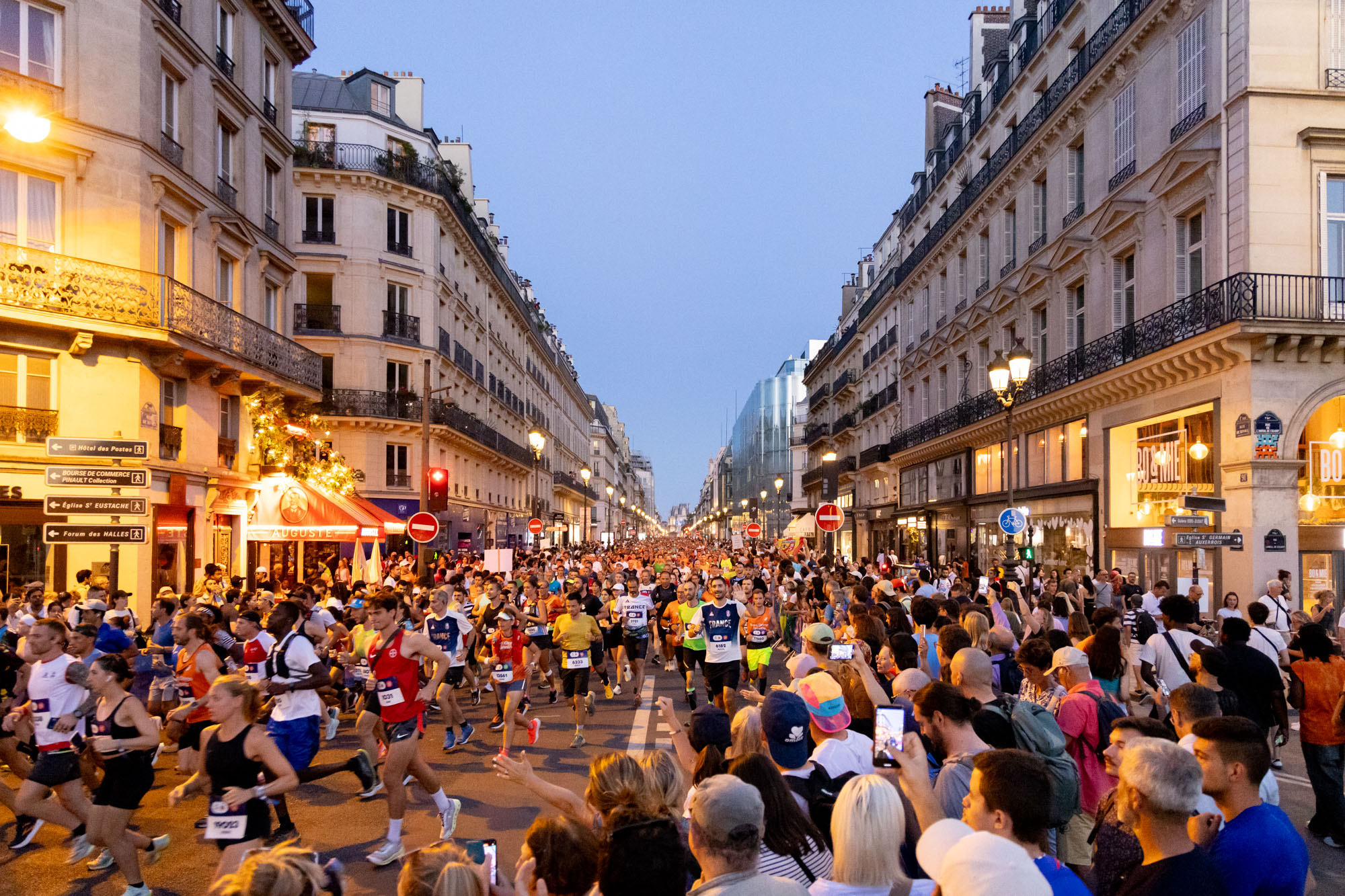 Perché sur mon escabeau au beau milieu de l'avenue de Rivoli, je profite de la fin des Jeux et de l'ambiance formidable du Marathon pour tous.