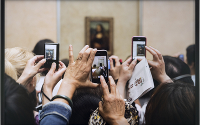 photo de personnes prenant en photo La Joconde au Louvre