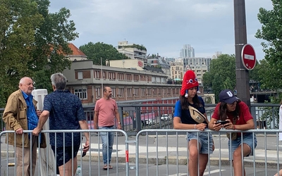 Jeunes femmes avec bonnet phryge