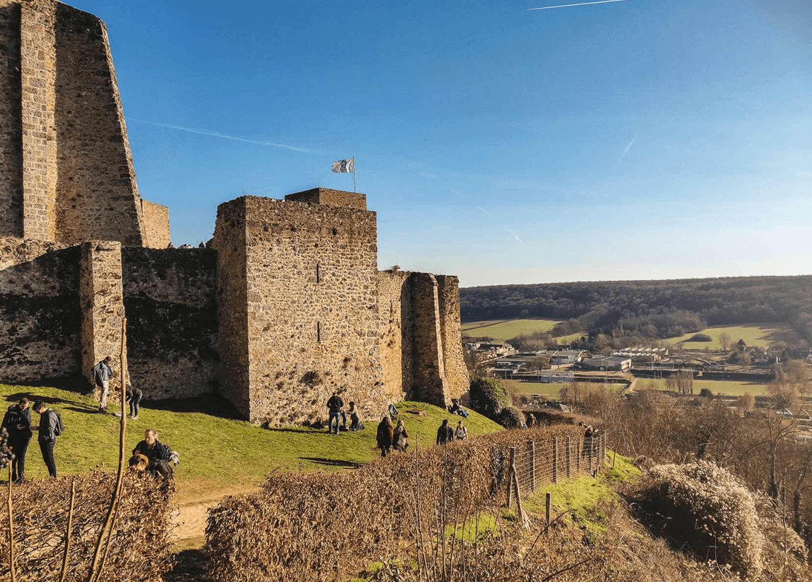 photo d'un chateau et des visiteurs