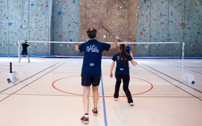 Quatre personne jouant au badminton 