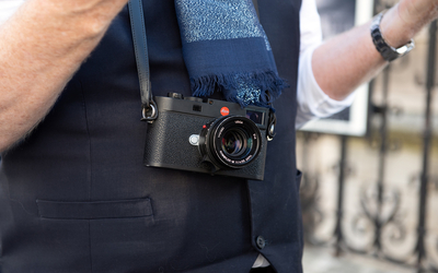 Le photographe David Turnley porte autour de son cou son appareil photo leica. 