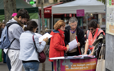 des habitants votent pendant le forum des associations