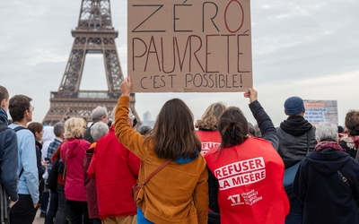 Manifestants devant le Trocadéro pour refuser la misère