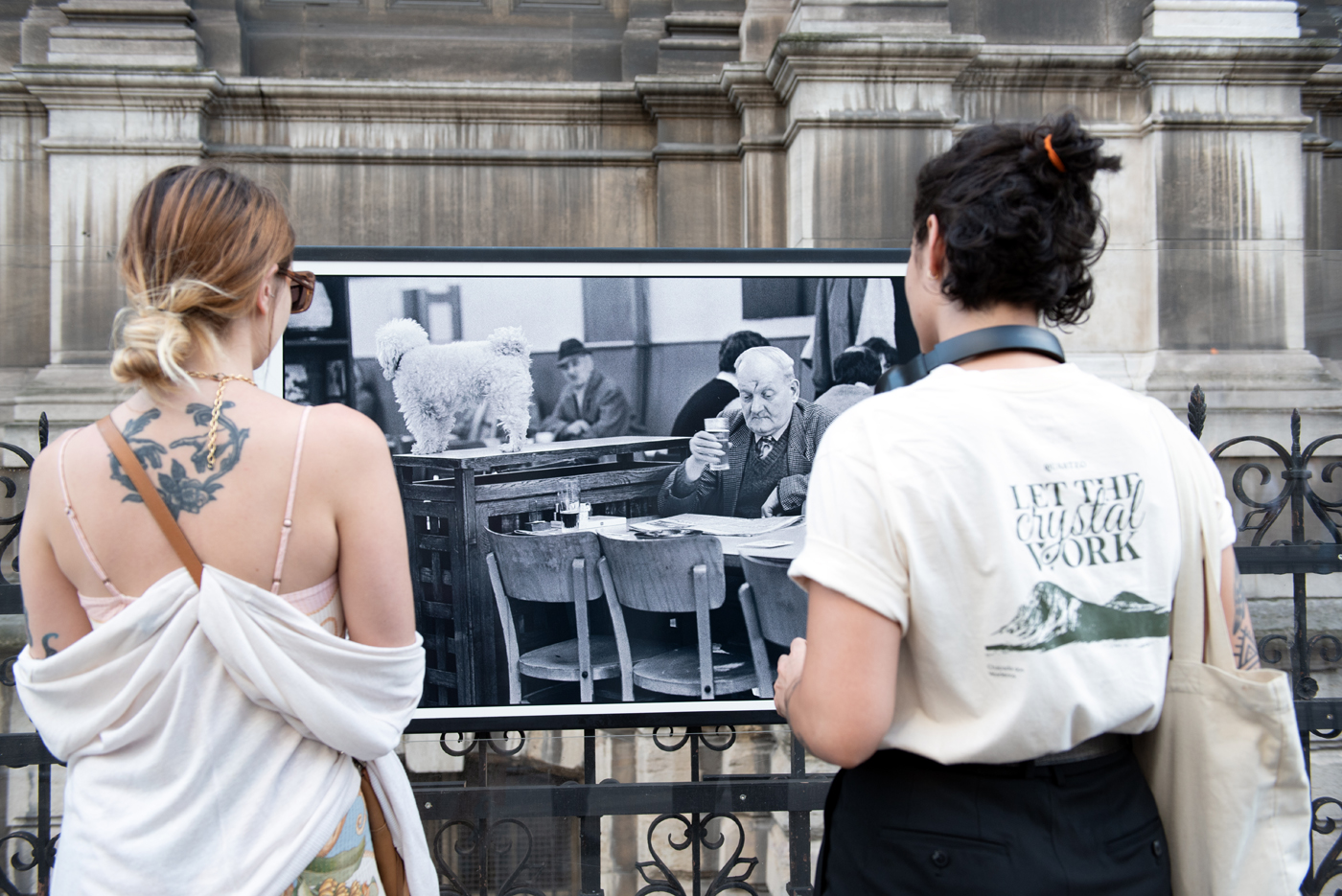 Deux passantes s'arrêtent devant une photographie de David Turnley lors  de son expo "Paris, l'Amour &amp; l'Espoir à l'HDV