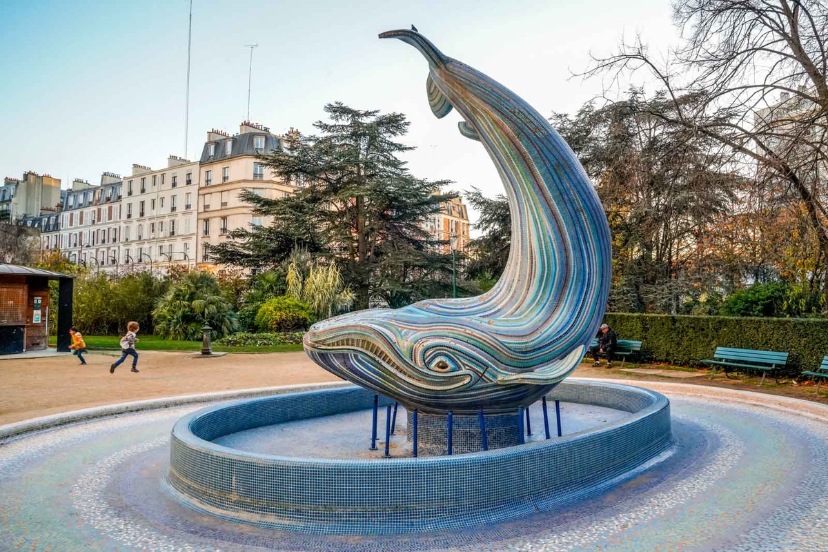 la statue dans la fontaine de la baleine bleue