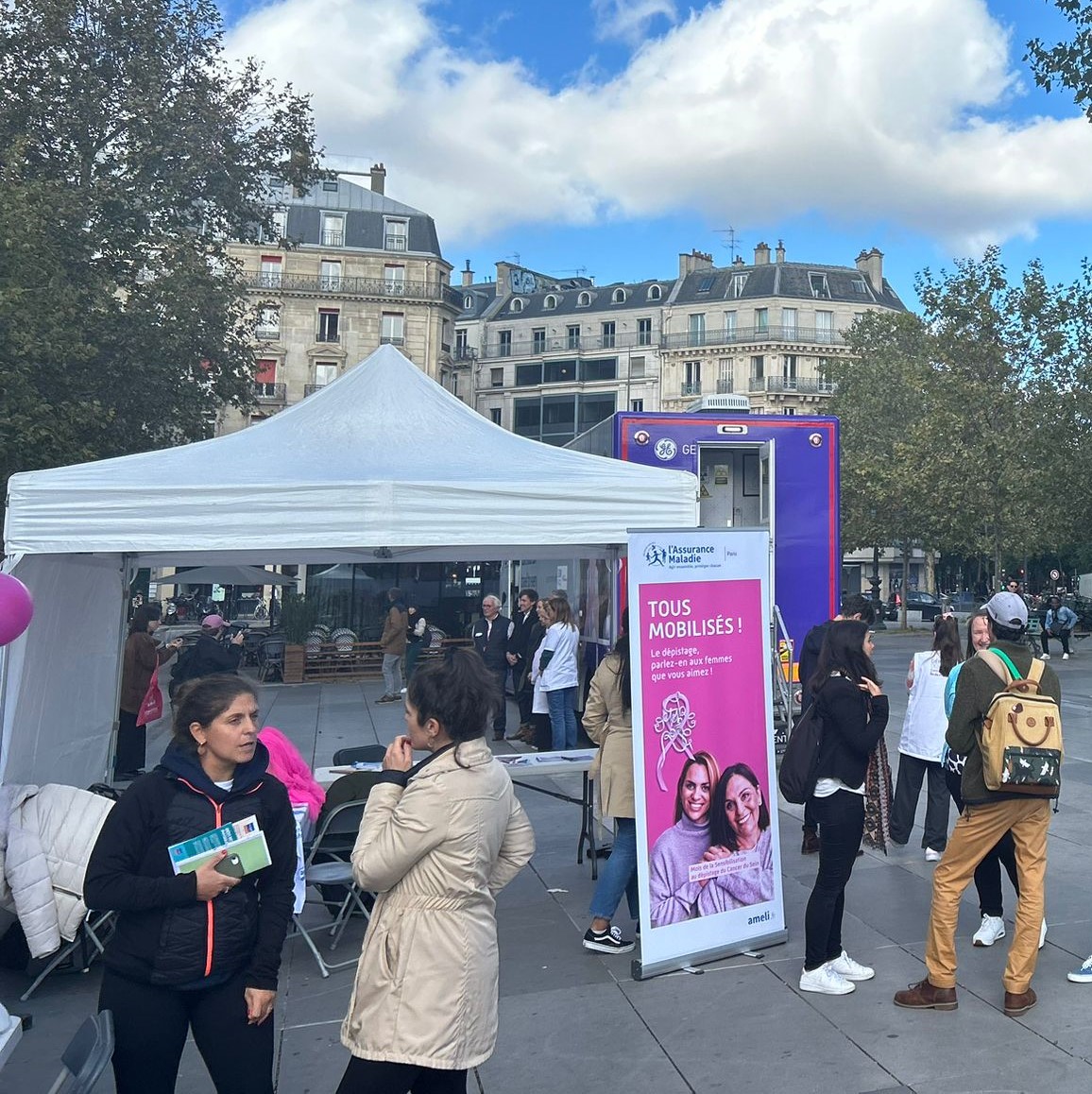 stands d'information avec du public place de la république