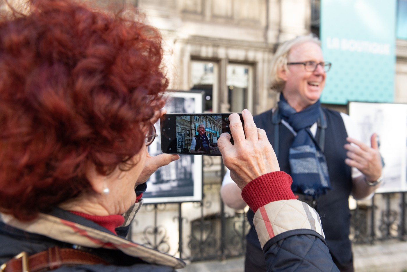 Une prend David Turnley en photo  lors de son expo "Paris, l'Amour &amp; l'Espoir à l'HDV