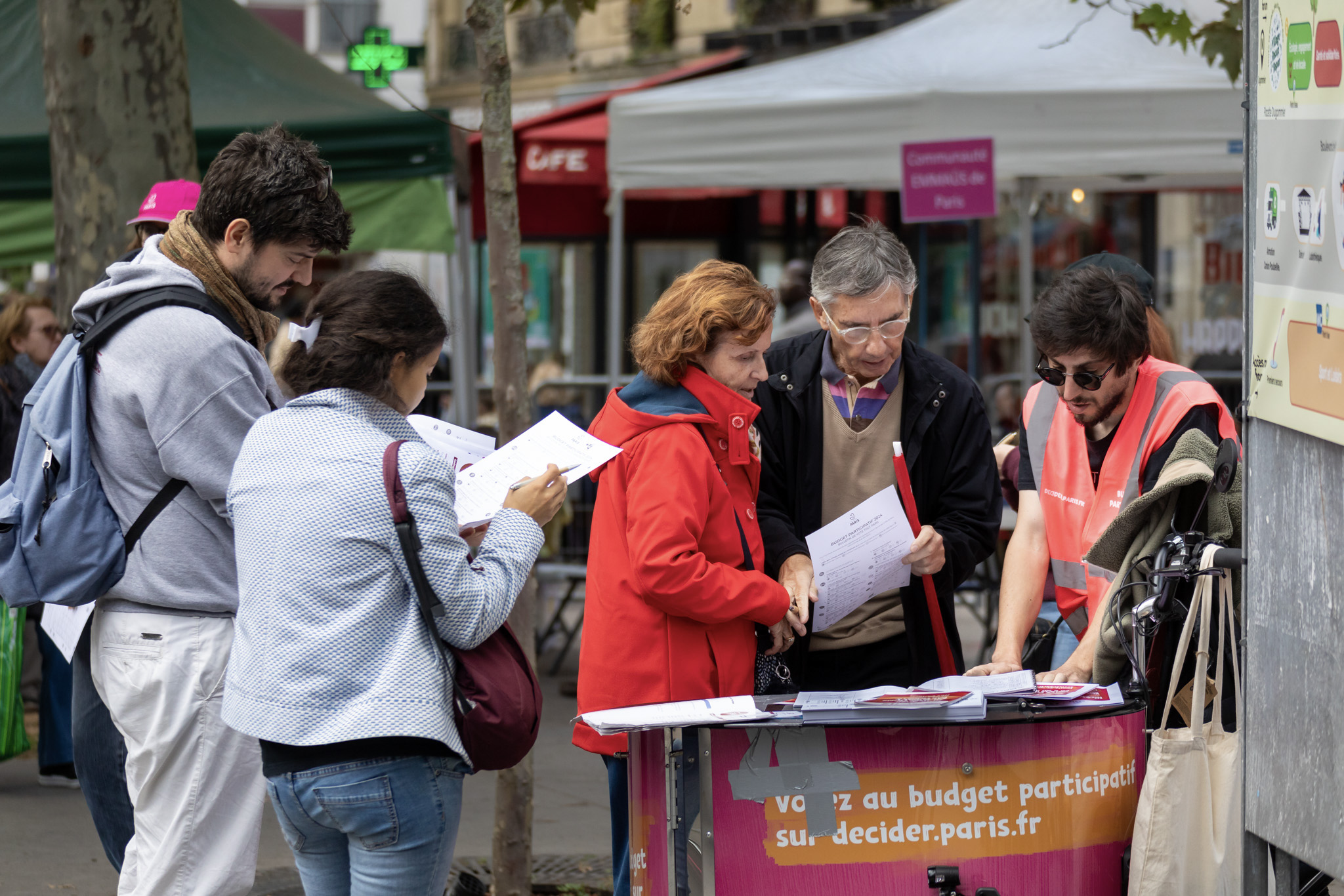 des habitants votent pendant le forum des associations