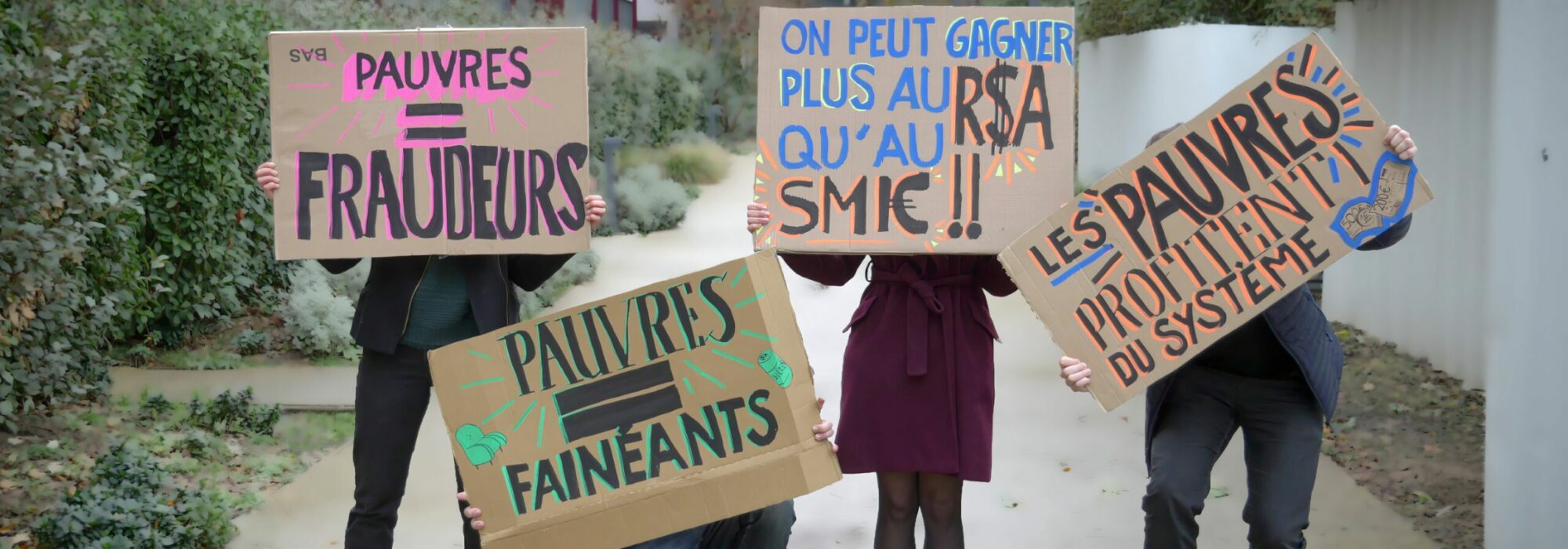 Gens et paneaux pour démonter les idées reçues sur la pauvreté