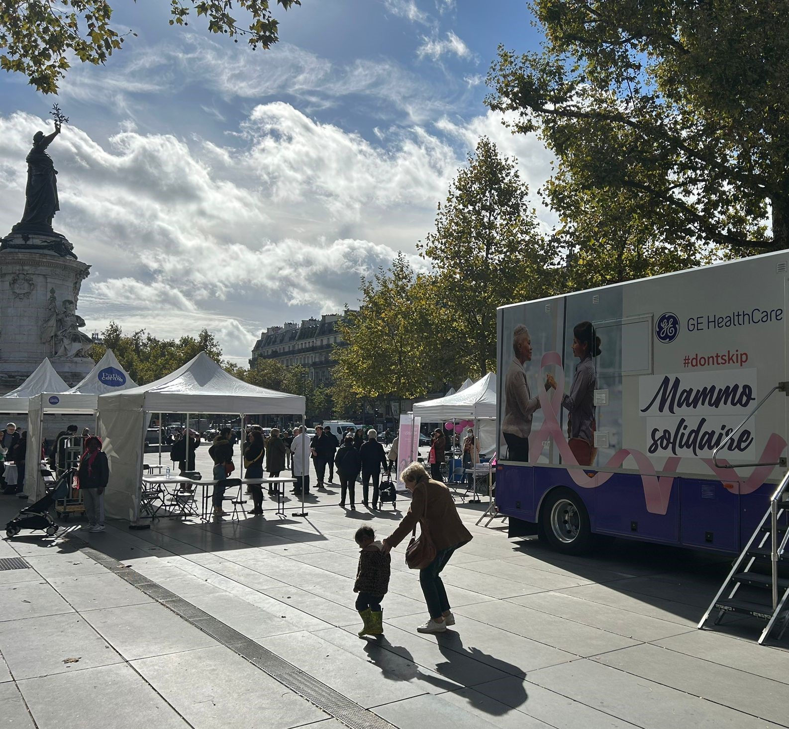 bus itinérant et statue de la place de la République