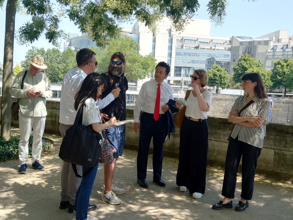 7 personnes de la délégation de Tokyo place de la Bastille