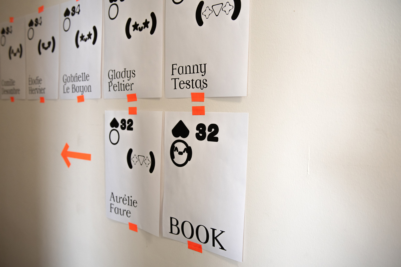 Des affiches dans le couloir indiquant des ateliers dont la salle BOOK du projet O'Leonie, artiste run space dans le 19e