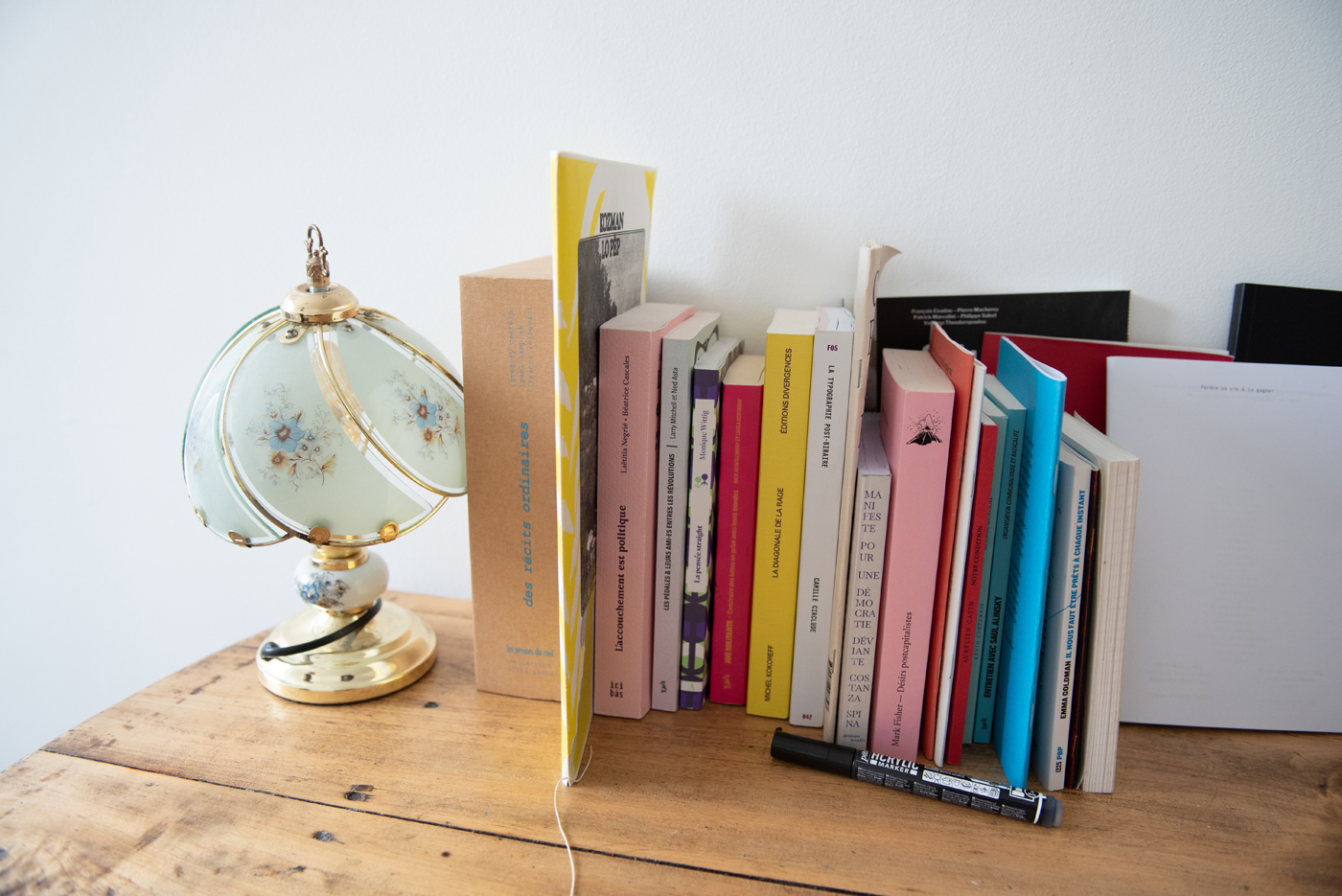 Des livres posés sur une table, dans la salle BOOK du projet O'Leonie, artiste run space dans le 19e