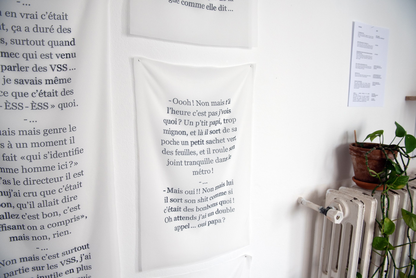 Des phrases entendues et imprimées sur du tissu ornent les murs de L'atelier Rozenn Veauvy. 