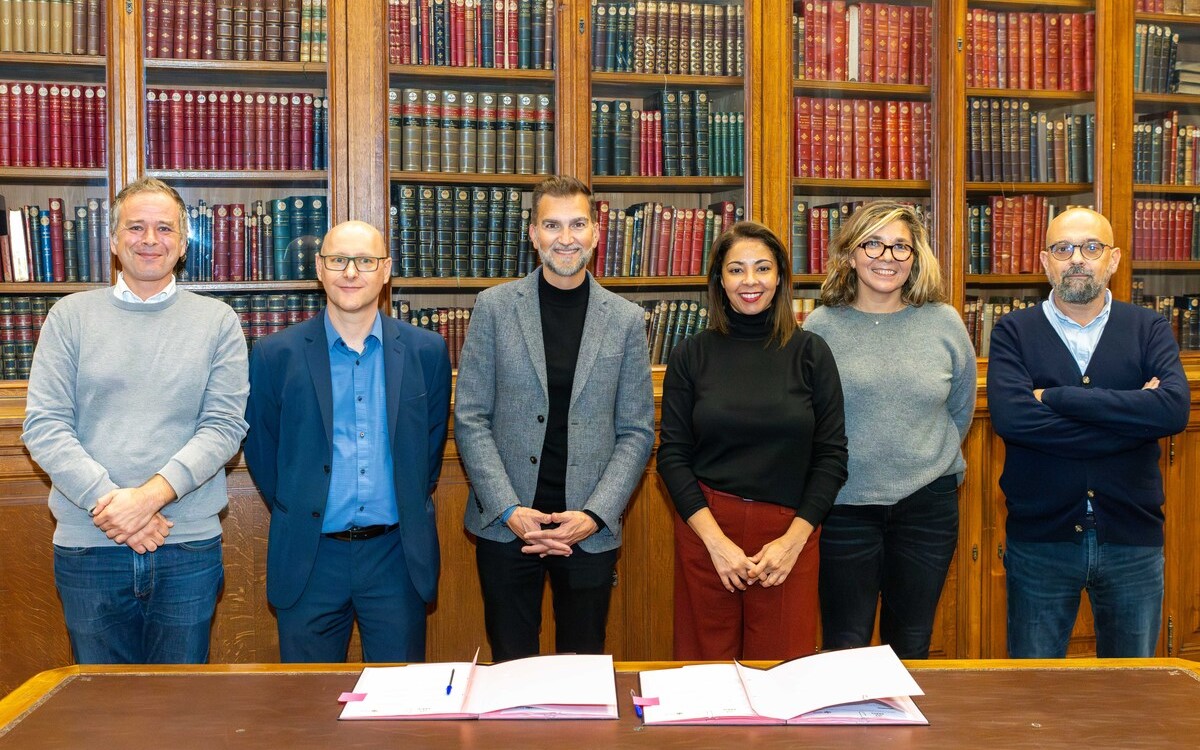 Groupe de personnes avec le Pacte signé