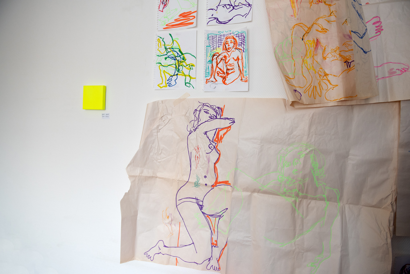 Les dessins de l'artiste Roxane Mbanga sur les murs de son atelier. 