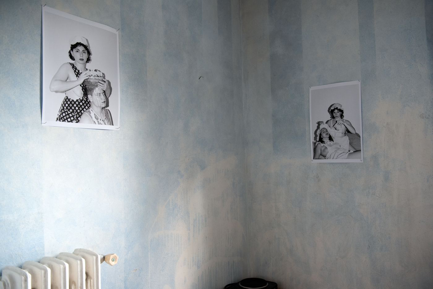 Des photographies au mur de l'une des cuisines d'un atelier du projet Ô Léonie , artiste run space dans le 19e