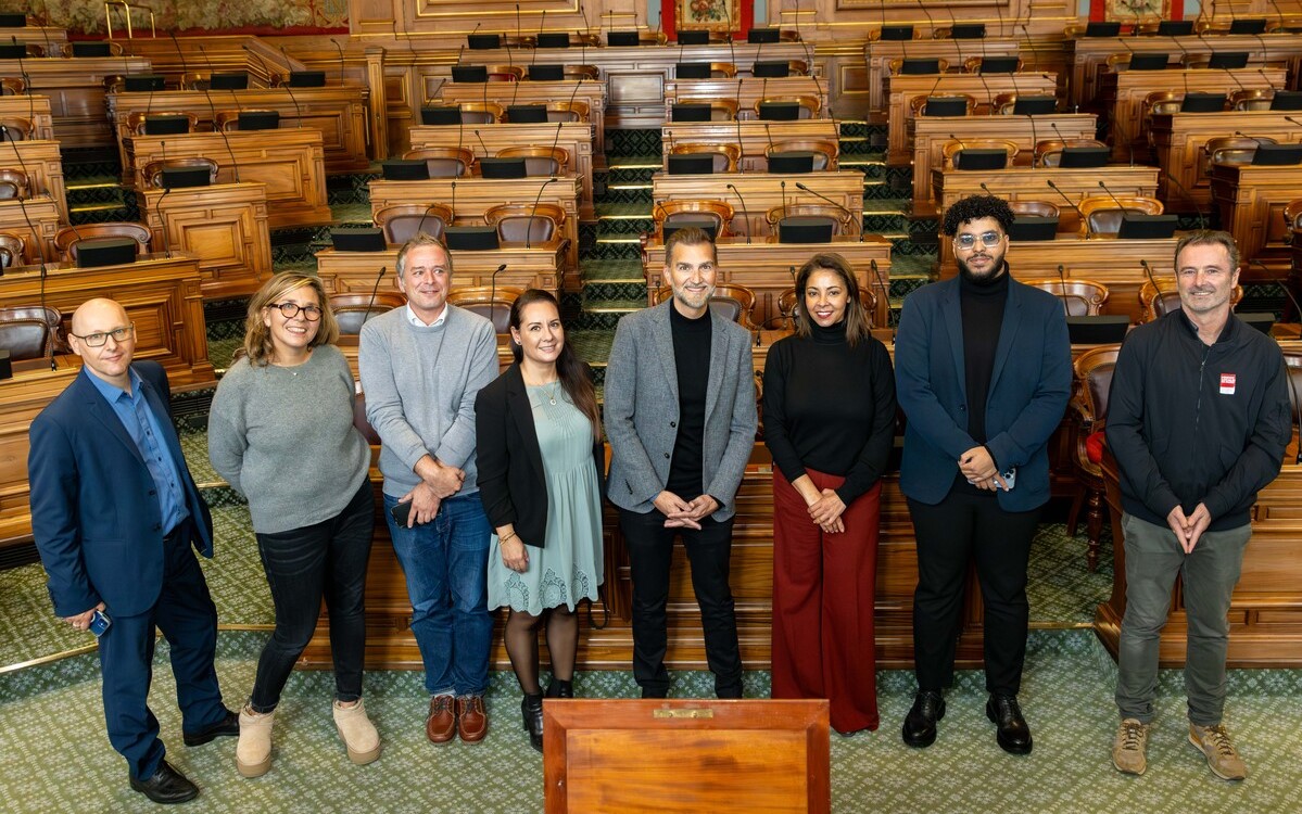 Des membres de la Ville et d'Accor dans la salle du Conseil de Paris