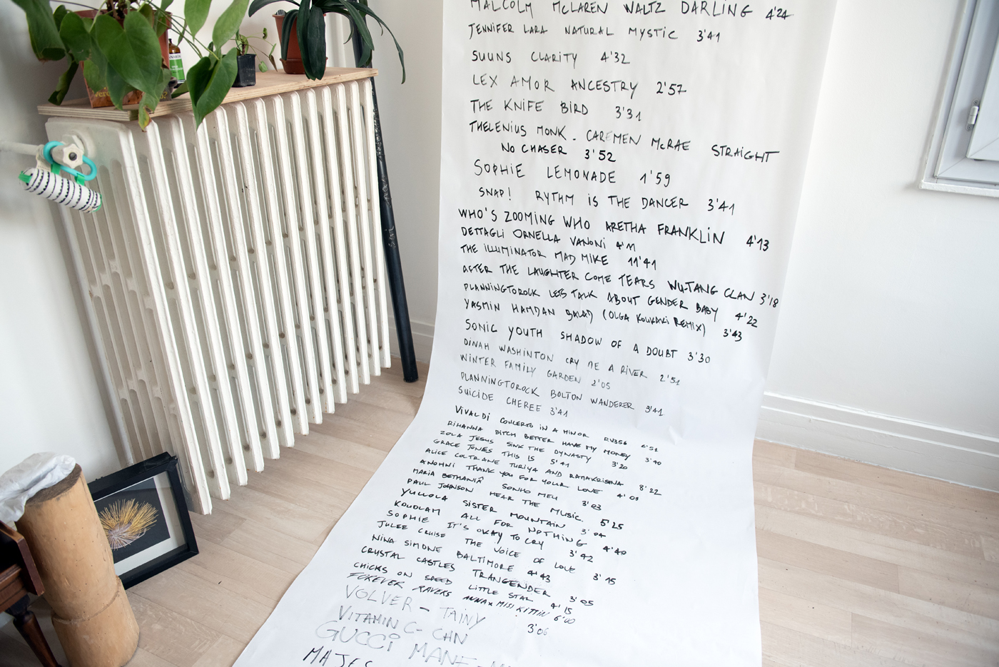 L'image montre une longue liste de morceaux de musique, dans la salle BOOK du projet O'Leonie, artiste run space dans le 19e