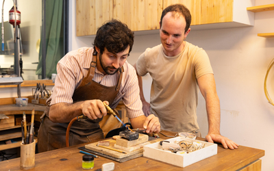 deux artisans d'art dans un atelier 