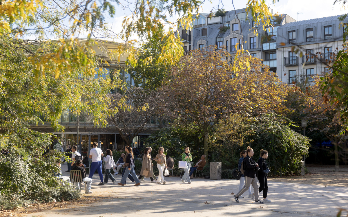 Des promeneurs dans la lumière automnale sur le jardin Nelson Mandela