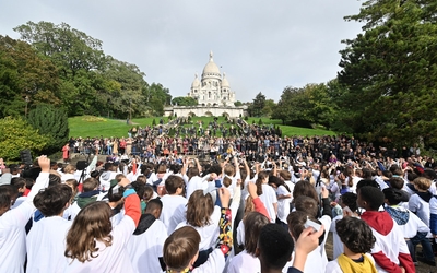 les enfants de la chorale de la fête des vendanges chantent à l'unission face au Sacré Coeur