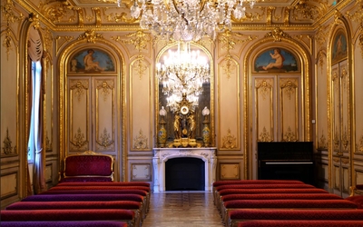 Salle des mariages avec lustres, cheminée Hôtel Cail