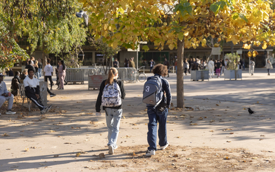 Deux étudiants se promènent dans le jardin Nelson Mandela.