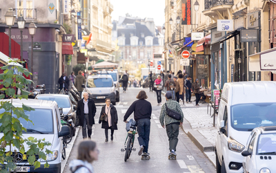 Des passants se promène dans la rue. 