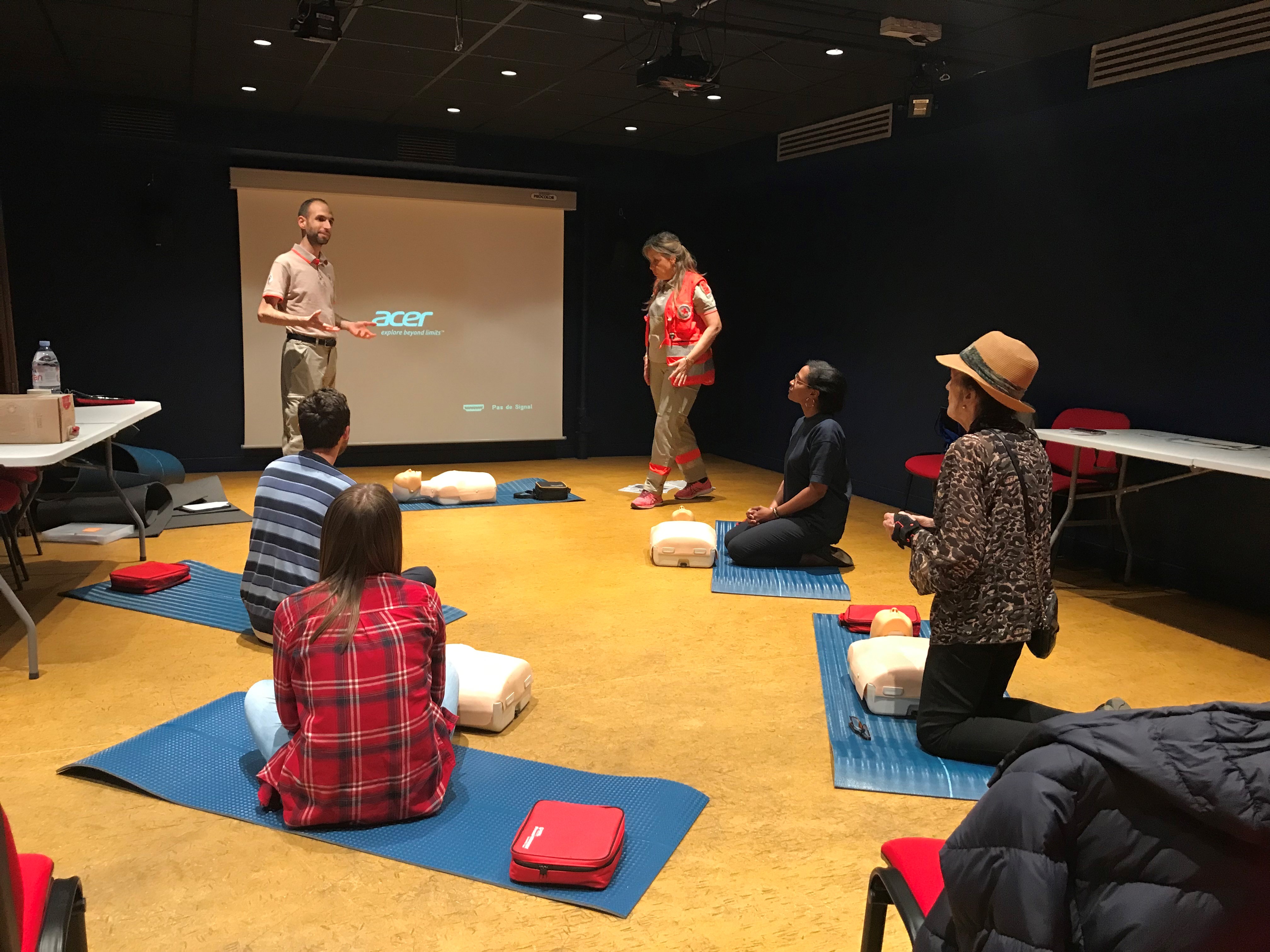 Photo montrant les membres habitants participant à un atelier "gestes qui sauvent"