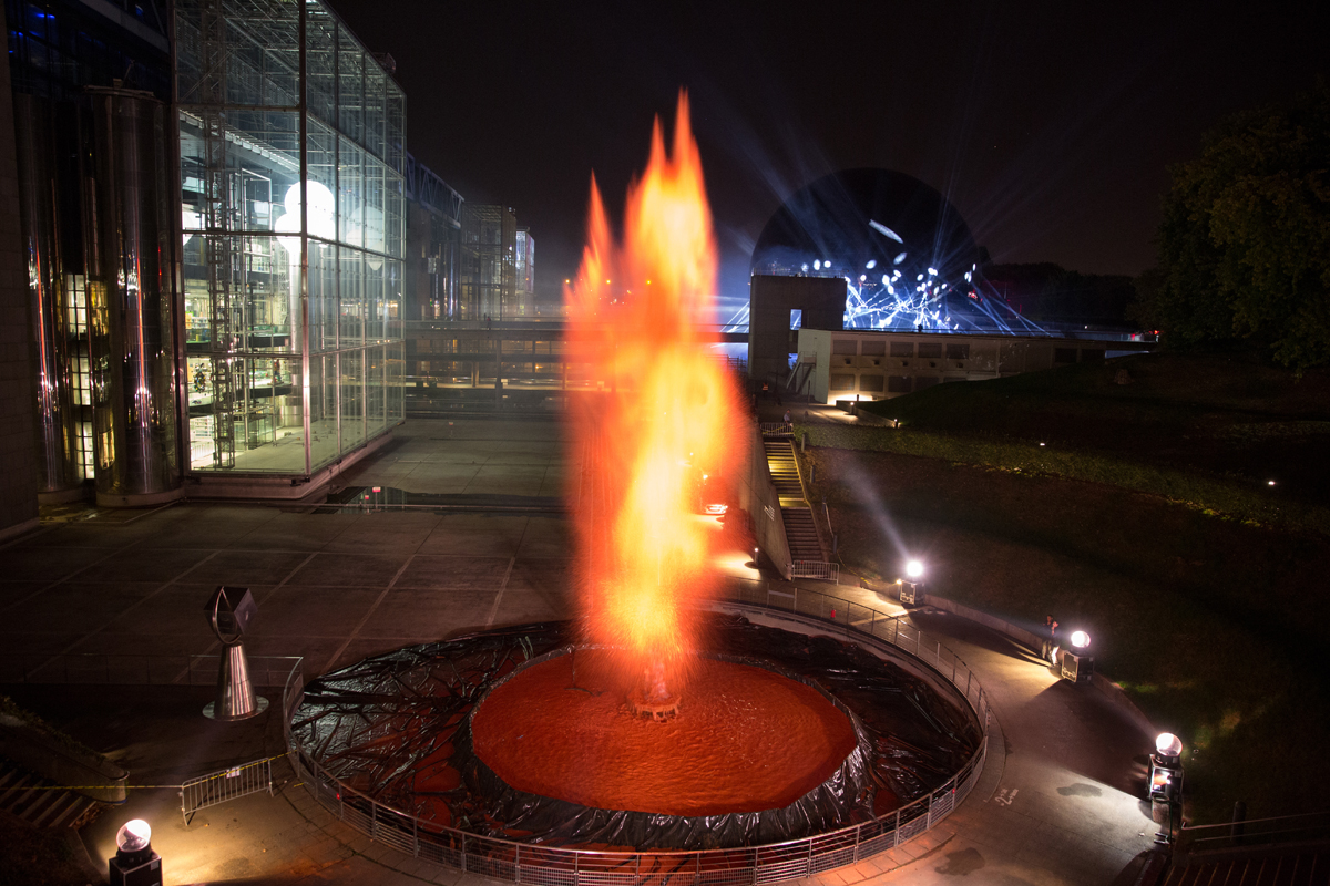 Fabien Leaustic crée un geyser d’eau et d’argile, qui s’élève à plus de 20 mètres de hauteur au-dessus du bassin de la Cité des Sciences et de l’Industrie. Une œuvre puissante, dont l’explosion nourrit le fantasme d’une nature ayant repris ses droits.